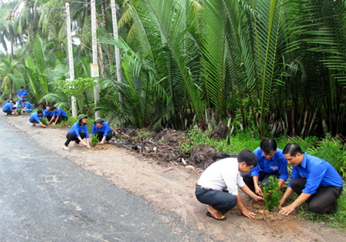 Các đồng chí lãnh đạo cùng đoàn viên, thanh niên địa phương tham gia trồng cây xanh tại xã Tân Thành Bình