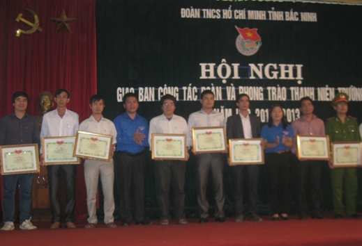 "Lãnh đạo Tỉnh Đoàn trao giấy khen cho 27 chiến sỹ Tình nguyện hè 2012"  