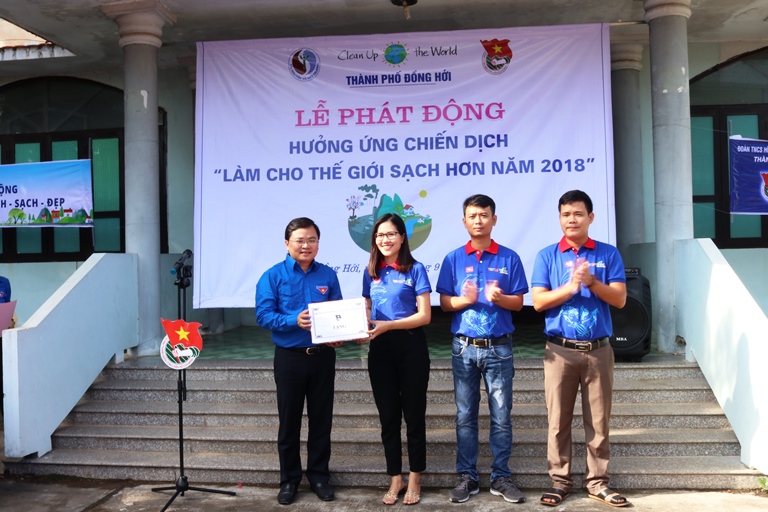 Đồng chí Nguyễn Anh Tuấn – Bí thư Thường trực Trung ương Đoàn tặng quà cho đội tình nguyện