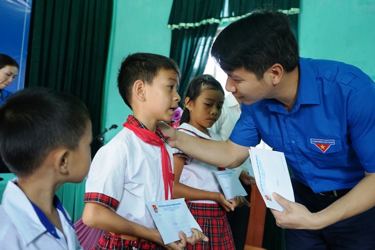 Đồng chí Nguyễn Ngọc Lương - Bí thư BCH Trung ương Đoàn, Chủ tịch Hội đồng Đội Trung ương trao quà cho các em học sinh