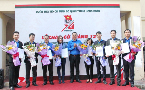 Đồng chí Lê Quốc Phong - Bí thư thứ nhất Trung ương Đoàn tặng hoa chúc mừng các đồng chí được giao nhiệm vụ mới