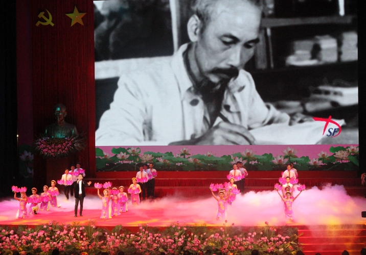 Bắt đầu buổi Lễ là chương trình nghệ thuật đặc biệt ca ngợi cuộc đời và sự nghiệphoạt động cách mạng vẻ vang của Chủ tịch Hồ Chí Minh. (Ảnh: TH). 