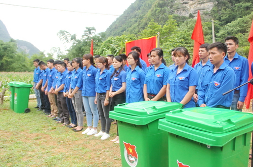 Đội hình Thanh niên xung kích bảo vệ môi trường gồm 30 đoàn viên, thanh niên xã Trường Hà