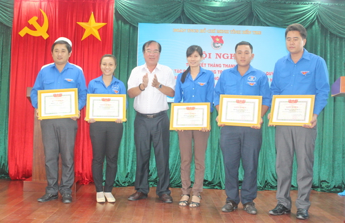 Đồng chí Phan Văn Nhanh - Phó Ban Dân vận Tỉnh ủy trao bằng khen cho các tập thể đạt thành tích tiêu biểu trong Tháng Thanh niên 2018