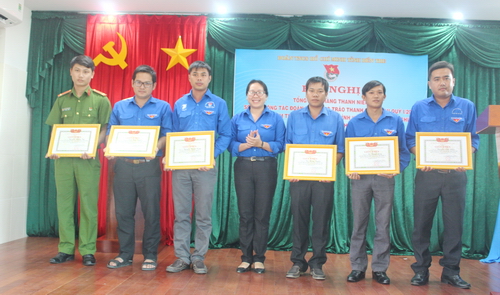Đồng chí Nguyễn Thị Hồng NHung - TUV, Bí thư Tỉnh đoàn trao bằng khen cho các cá nhân đạt thành tích tiêu biểu trong Tháng Thanh niên
