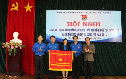 Đ/c Phan Đình Phùng - Phó Chủ tịch UBND tỉnh trao cờ thi đua của Thủ tướng Chính phủ cho tập thể Thường trực Tỉnh Đoàn.