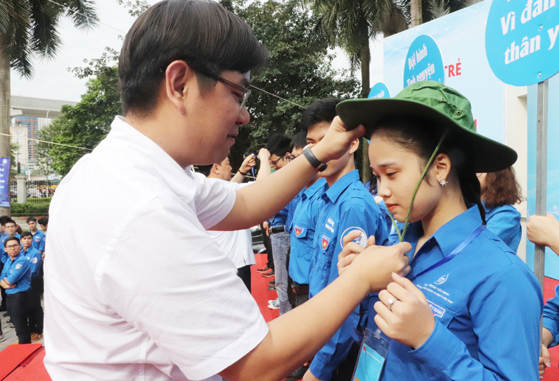 Đồng chí Nguyễn Văn Thắng – UV BTV Trung ương Đoàn, Thành ủy viên, Bí thư Thành đoàn Hà Nội trao tặng vật phẩm cho các tình nguyện viên