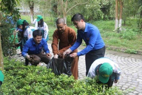 Các đại biểu cùng ĐVTN làm vệ sinh môi trường trong khuôn viên chùa