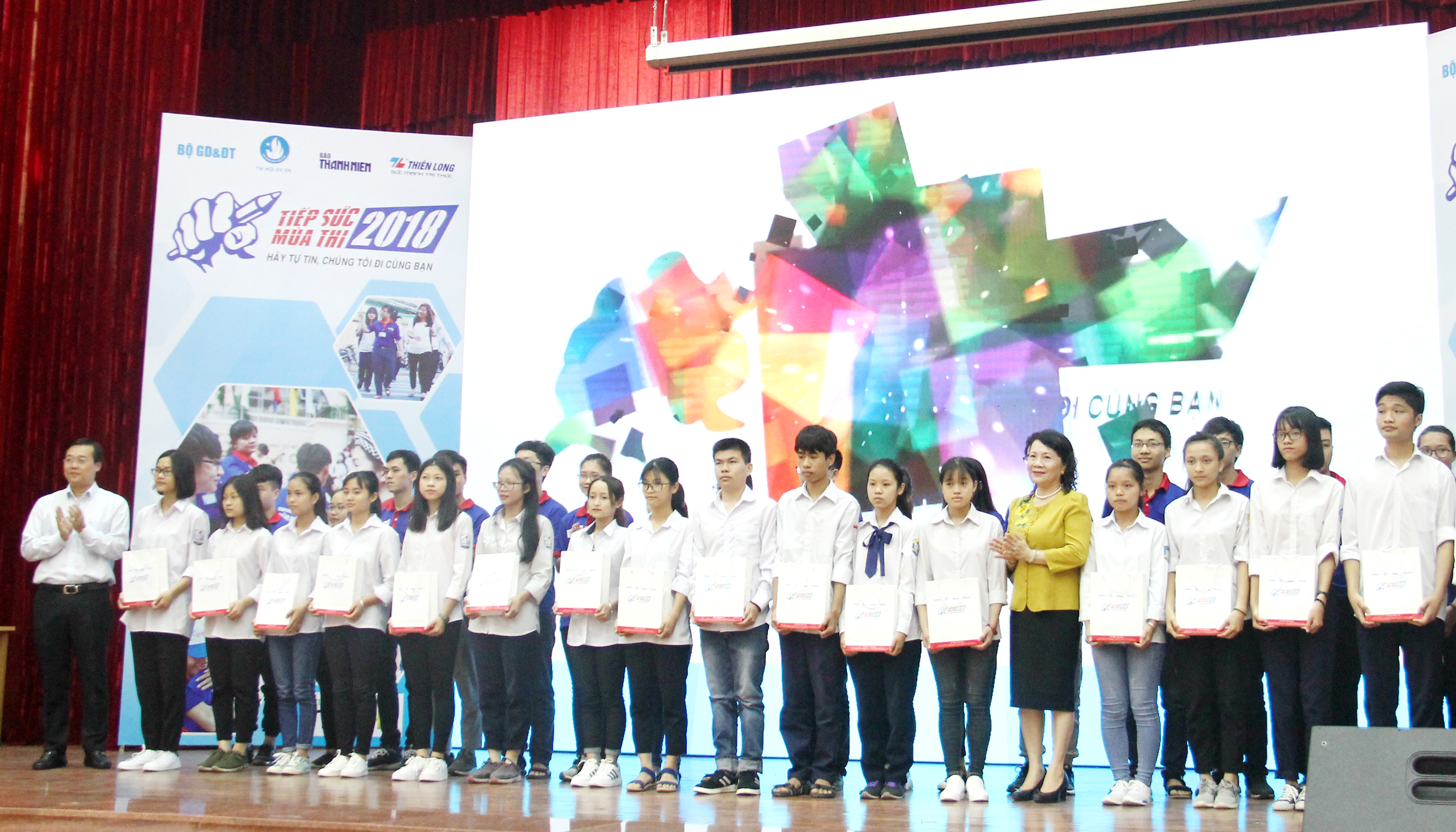 Dịp này, Trung ương Hội SVVN đã trao 20 phần quà hỗ trợ cho các thí sinh có hoàn cảnh khó khăn trên địa bàn thành phố Hà Nội sẽ tham dự kì thi THPT quốc gia năm 2018