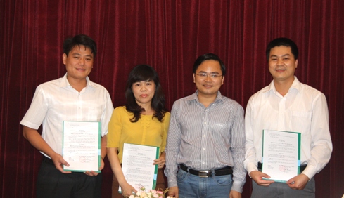 Đồng chí Nguyễn Anh Tuấn trao quyết định cho các đồng chí lãnh đạo các phòng, đơn vị Văn Phòng