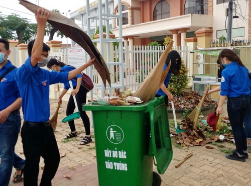 Đoàn viên, thanh niên tham gia vệ sinh môi trường tại khu phố Minh An, thị trấn Minh Lương (Châu Thành)