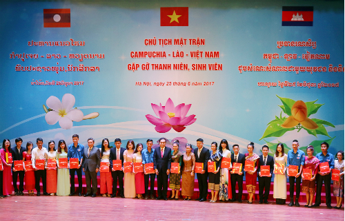 Chủ tịch Mặt trận Việt Nam-Lào-Campuchia đã trao quà cho 30 sinh viên đại diện 03 nước;