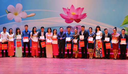 Chủ tịch Mặt trận 03 nước trao quà cho đại diện sinh viên Việt Nam-Lào-Campuchia