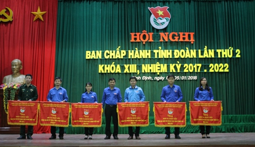 Trao cờ thi đua cho 06 đơn vị đã có thành tích xuất sắc trong công tác Đoàn và phong trào thanh thiêu nhi