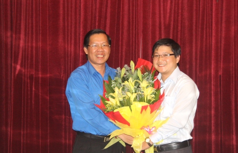 Đồng chí Phan Văn Mãi (bìa trái) tặng hoa và trao quyết định bổ nhiệm cho đồng chí Trịnh Minh Thái