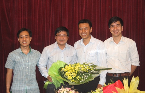 Tập thể lãnh đạo Đoàn trường Đại học Quốc gia chia vui cùng đồng chí Trịnh Minh Thái