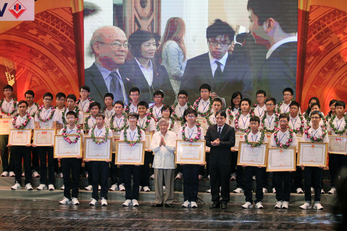 Nguyên Tổng Bí thư Lê Khả Phiêu và các em học sinh trong Lễ tuyên dương. Ảnh Xuân Trung