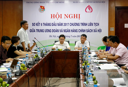 Đồng chí Nguyễn Anh Tuấn, Bí thư BCH Trung ương Đoàn (bên trái) và Ông Nguyễn Văn Lý, Phó Tổng Giám đốc Ngân hàng Chính sách xã hội chủ trì Hội nghị