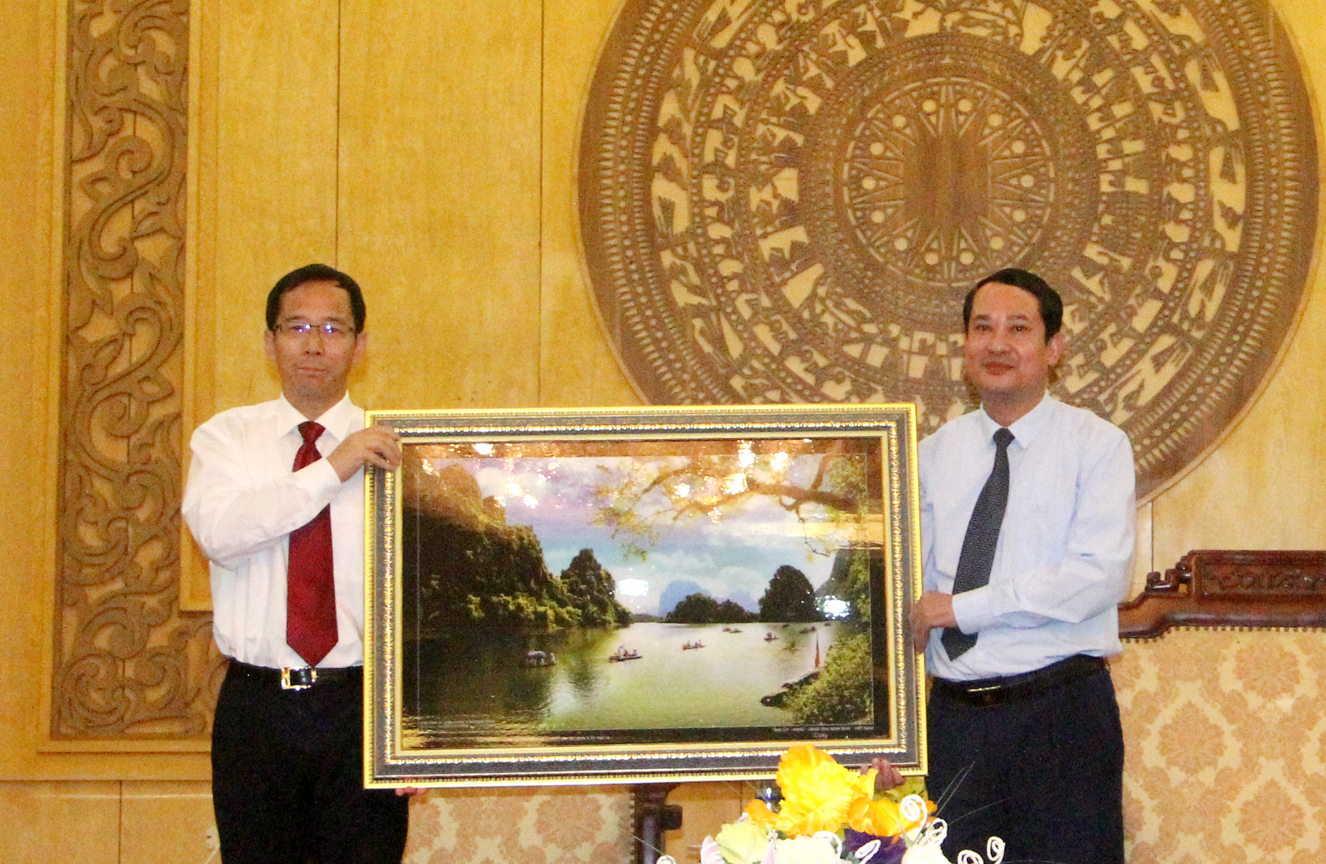 Đồng chí Mai Văn Tuất, TVTU, Trưởng ban Dân vận Tỉnh ủy tặng đoàn bức tranh phong cảnh Tràng An- Di sản Văn hóa và Thiên nhiên thế giới.