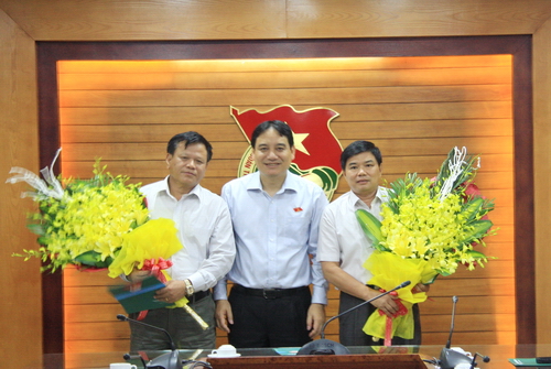 Bí thư thứ nhất Trung ương Đoàn Nguyễn Đắc Vinh trao quyết định và tặng hoa chúc mừng đồng chí Bùi Sỹ Tụng (trái) và đồng chí Phan Văn Trung (phải)
