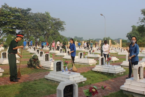 Đoàn viên, thanh niên tham gia vệ sinh nghĩa trang liệt sỹ