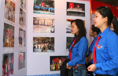 Đoàn viên thanh niên tham dự triển lãm ảnh tại 