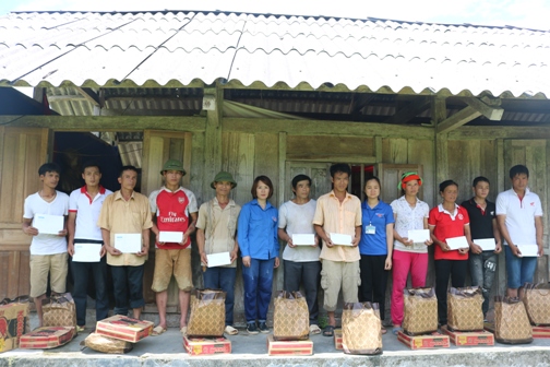 Đại diện Tỉnh đoàn Hà Giang trao quà cho các hộ dân bị thiệt hại tại thôn Bản Dâng, xã Cao Bồ, huyện Vị Xuyên