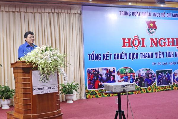 Đồng chí Nguyễn Anh Tuấn - Bí thư Trung ương Đoàn, Phó Trưởng Ban Chỉ đạo Chiến dịch TNTN hè 2017 báo cáo kết quả thực hiện Chiến dịch