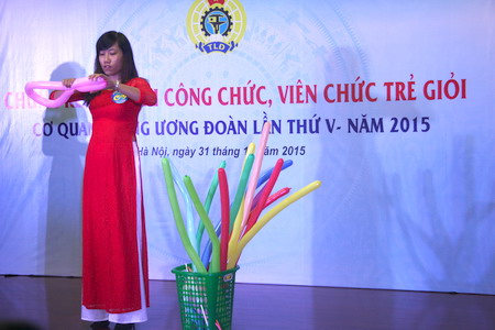 Thí sinh Phạm Thị Vân Anh, Chi nhánh NXB Kim Đồng (CĐ Phía Nam) thể hiện năng khiếu làm bóng nghệ thuật