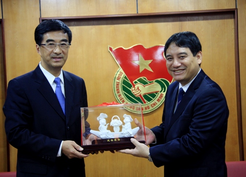Đồng chí Tần Nghi Trí- Bí thư Thứ nhất Đoàn TNCS Trung Quốc tặng quà lưu niệm cho Đoàn TNCS Hồ Chí Minh