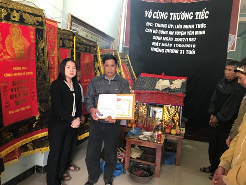 đồng chí Hùng Thị Giang, phó Bt Tỉnh đoàn thay mặt Bí thư TW đoàn trao tặng danh hiệu Tuổi trẻ dũng cảm cho đ.c