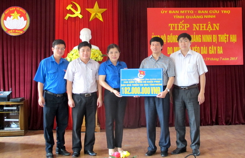 Đồng chí Nguyễn Thị Thu Hà, Bí thư Tỉnh đoàn trao 182 triệu đồng ủng hộ đồng bào vùng lũ tại Ủy Ban MTTQ tỉnh
