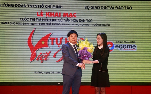 Đồng chí Nguyễn Thị Ngà, Ủy viên Ban Thường vụ, Trưởng Ban Thanh niên trường học Trung ương Đoàn tặng hoa cảm ơn Công ty cổ phần trò chơi giáo dục trực tuyến Egame- Đơn vị đồng hành xuyên suốt quá trình tổ chức Cuộc thi 