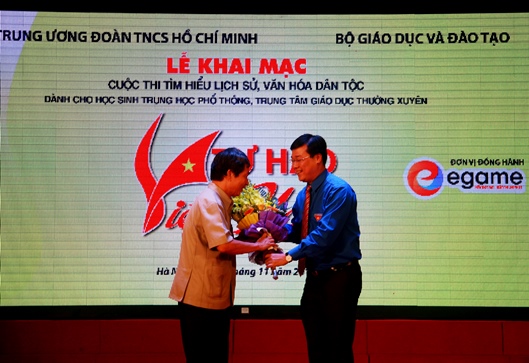Đồng chí Lê Quốc Phong- Bí thư BCH Trung ương Đoàn tặng hoa cảm ơn Ban Cố vấn cuộc thi