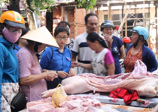 Đoàn viên thanh niên hỗ trợ tại các điểm bán thịt lợn bình ổn giá