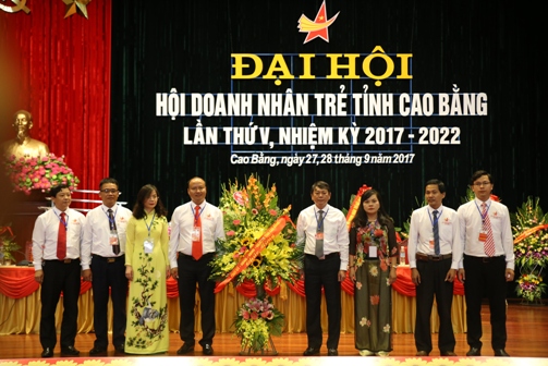 Đồng chí Đinh Huy Chiến - Phó Chủ tịch Trung ương Hội DNT Việt Nam tặng hoa chúc mừng Đại hội