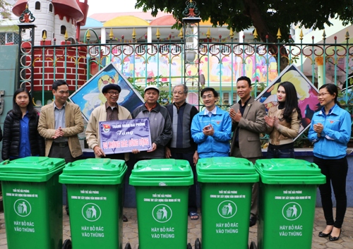 Trao tặng thùng rác công cộng hưởng ứng
