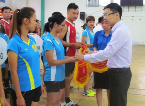 Đ/c Vũ Khắc Quang - Bí thư Tỉnh Đoàn trao cờ lưu niệm cho các đội tham gia giải