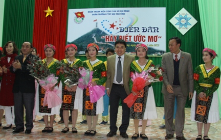 đ/c Nguyênx Mạnh Dũng tặng hoa cho đội văn nghệ trường Trung học  nội trú Hà Giang