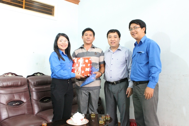 Đ/c Nguyễn Mạnh Dũng (đứng thứ 2 từ phải sang) và đại diện lãnh đạo Tỉnh đoàn thăm, tặng quà cho ngư dân trẻ Trần Quốc Tuấn