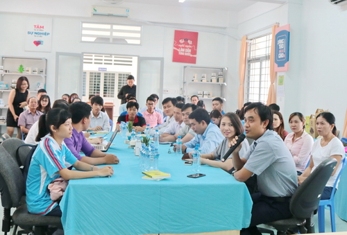 Đồng chí Nguyễn Văn Vũ Minh - Bí thư Tỉnh đoàn Đồng Tháp trao đổi với các thanh niên khởi nghiệp