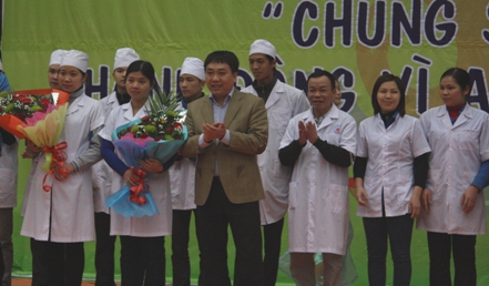 đ/c Nguyễn Mạnh Dũng tặng hoa cho Câu lạc bộ Thầy thuốc trẻ tỉnh Yên Bái