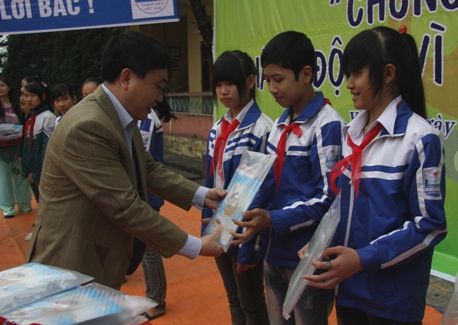 đ/c Nguyễn Mạnh Dũng tặng sách vở cho các em học sinh nghèo huyện Lục Yên
