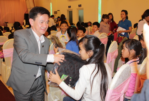 Đồng chí Phan Văn Đa – Phó Chủ tịch UBND tỉnh trao quà cho trẻ em nghèo vượt khó