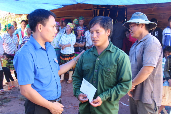 Đồng chí Nguyễn Ngọc Hoàng - Phó Bí thư Tỉnh đoàn thăm hỏi, động viên gia đình có người thân bị đuối nước