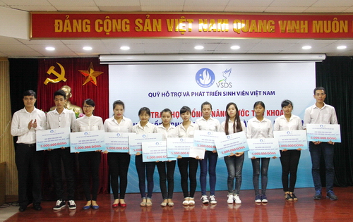 Đồng chí Bùi Quang Huy - Bí thư Trung ương Đoàn trao học bổng cho sinh viên có hoàn cảnh khó khăn