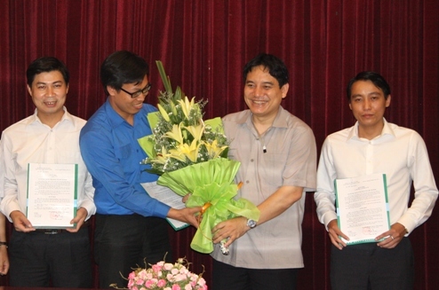 Đồng chí Nguyễn Đắc Vinh trao quyết định cho các đồng chí được bổ nhiệm