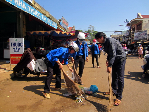 Đoàn viên thanh niên tham gia dọn vệ sinh các trục đường chính, nơi công cộng
