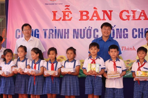 Bí thư Trung ương Đoàn Lê Quốc Phong tặng học bổng cho các em học sinh có hoàn cảnh khó khăn tại xã Phước Vinh