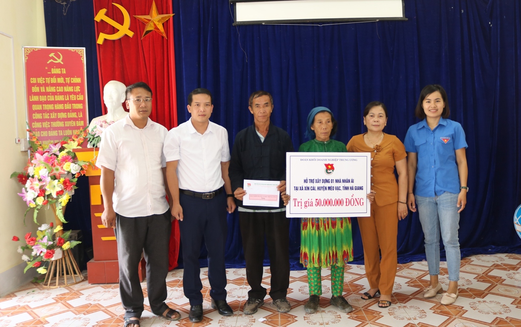 Đồng chí Thèn Văn Quân, Phó Bí thư Tỉnh đoàn trao tặng kinh phí xây dựng nhà nhân ái cho gia đình bà Giàng Thị May